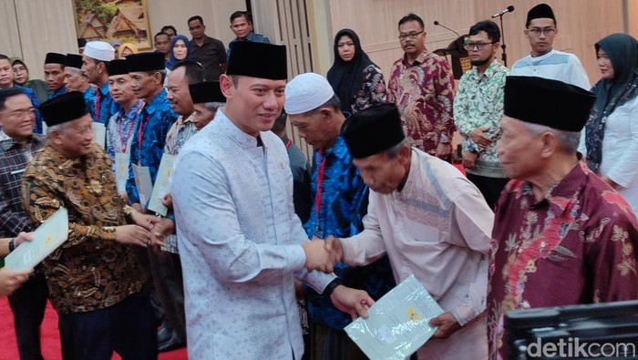 Menteri ATR/BPN AHY memberikan sertifikat wakaf di Pendopo Gubernur Banten (Bahtiar/Detikcom)