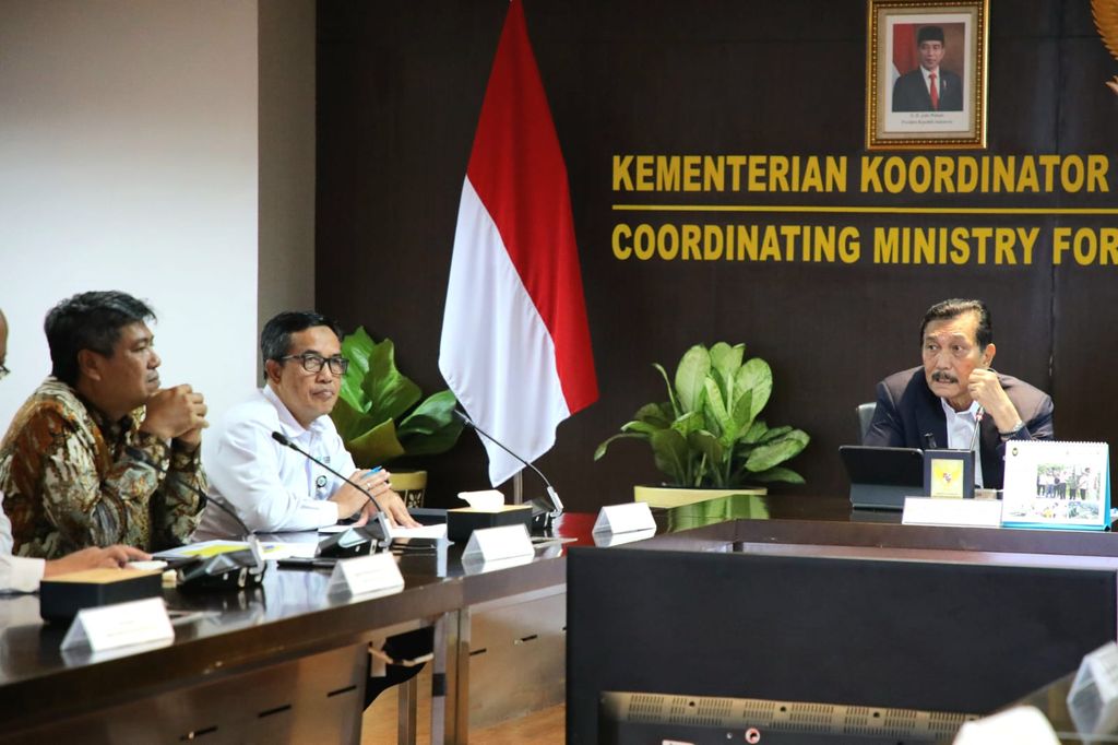 Menteri Koordinator Bidang Kemaritiman dan Investasi, Luhut B. Pandjaitan memimpin Rapat Koordinasi Pembayaran Rafaksi Minyak Goreng di Kantor Marves pada Selasa (25/3/2024). (Dok. Kemenko Marves)