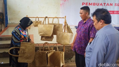 Menteri Sosial Tri Rismaharini saat melihat kerajinan tas yang terbuat dari anyaman pandan di Karangasem, Bali.
