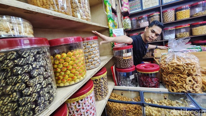 Meraup Cuan dari Kue Lebaran Para pedagang kue kering melayani pembeli di Pasar Jatinegara, Jakarta Timur, Selasa (26/3/2024). Aktivitas penjualan kue kering meningkat menjelang lebaran Idul Fitri 1445 H. Pasar Jatinegara menjadi langganan untuk belanja kue lebaran dari tahun ke tahun. Selain relatif lebih murah, bisa beli grosir dengan aneka macam kue selalu tersedia.