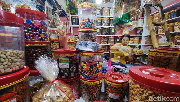 Meraup Cuan dari Kue Lebaran Para pedagang kue kering melayani pembeli di Pasar Jatinegara, Jakarta Timur, Selasa (26/3/2024). Aktivitas penjualan kue kering meningkat menjelang lebaran Idul Fitri 1445 H. Pasar Jatinegara menjadi langganan untuk belanja kue lebaran dari tahun ke tahun. Selain relatif lebih murah, bisa beli grosir dengan aneka macam kue selalu tersedia.