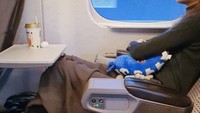 Pergi berlibur bersama sang ayah, Mikha Tambayong memilih Jepang sebagai tujuannya. Di dalam sebuah shinkansen dirinya dipotret oleh ayahnya saat menikmati segelas kopi. Foto: Instagram/mikhatambayong