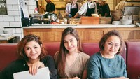 Mikha Tambayong memiliki orang terdekat yang dianggap seperti sahabat, keluarga, dan segalanya baginya. Bersantai di kafe menjadi cara bagi Mikha untuk berbincang hingga membicarakan pekerjaan. Foto: Instagram/mikhatambayong