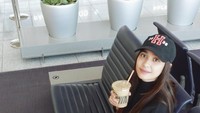 Kopi selalu menjadi alat untuk membantu dirinya lebih segar terutama saat pagi hari. Sebelum melakukan penerbangan, ia tak lupa menyeruput kopi dengan pakaian kasualnya. Foto: Instagram/mikhatambayong