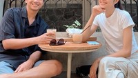 Momen romantis suaminya juga seringkali dilakukan di sebuah kafe. Keduanya tampak santai sambil menyeruput es kopi yang menyegarkan. Foto: Instagram/mikhatambayong