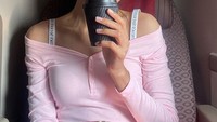 Mikha Tambayong adalah pecinta kopi yang tak bisa lepas dari minuman berkafein tersebut. Pada setiap perjalanannya ia tak lupa berbakal segelas kopi hangat. Foto: Instagram/mikhatambayong