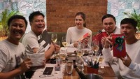 Sosok Mikha Tambayong yang akrab dengan keluarga juga tak pernah melewati momen penting. Makan bersama pada perayaan Natal adalah hal wajib baginya. Foto: Instagram/mikhatambayong