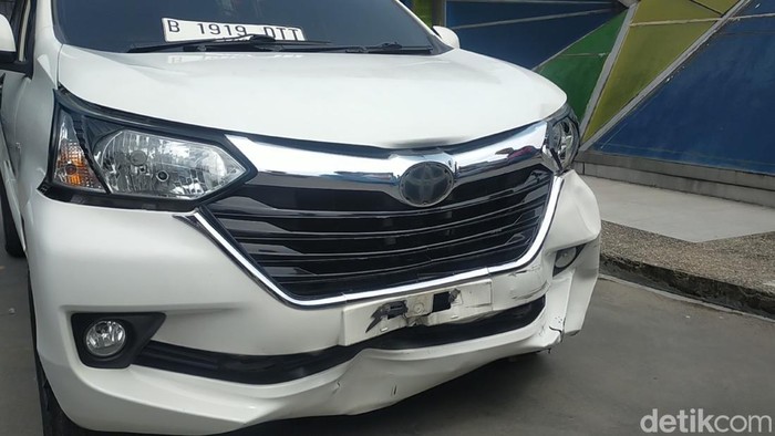 Mobil yang digunakan Aiptu FN, polisi yang menusuk-menodong debt collector.