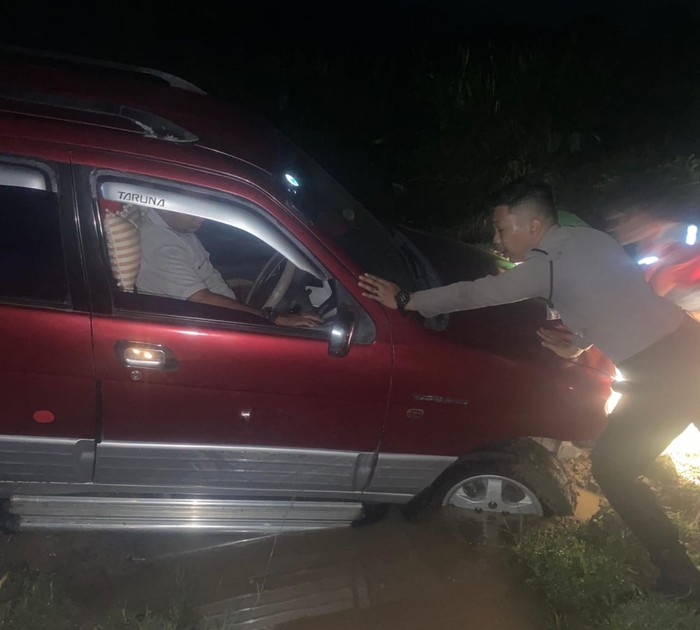 Mobil yang dikemudikan lansia masuk parit di Tapteng. (Istimewa)