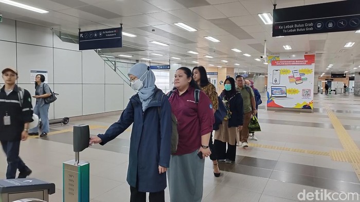 MRT Jakarta melakukan peralihan pembayaran kartu uang elektronik tahap 1. Kini penumpang tap in kartu uang elektronik bank pada reader JakLingko. (Gisella Previan Laoh/detikcom)