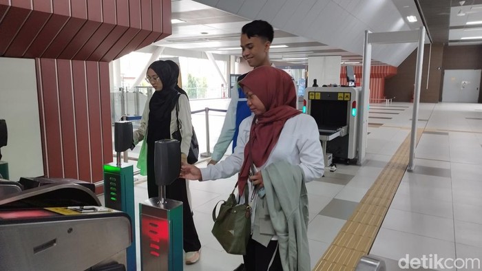 MRT Jakarta melakukan peralihan pembayaran kartu uang elektronik tahap 1. Kini penumpang tap in kartu uang elektronik bank pada reader JakLingko. (Gisella Previan Laoh/)