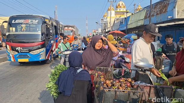 Kondisi Pasar Bulakamba dan Linggapura di Brebes yang berpotensi menyebabkan macet saat arus mudik. Foto diunggah Selasa (26/3/2024).