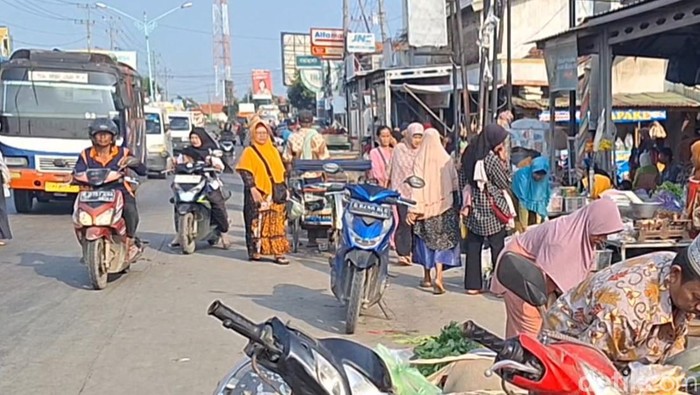 Kondisi Pasar Bulakamba dan Linggapura di Brebes yang berpotensi menyebabkan macet saat arus mudik. Foto diunggah Selasa (26/3/2024).