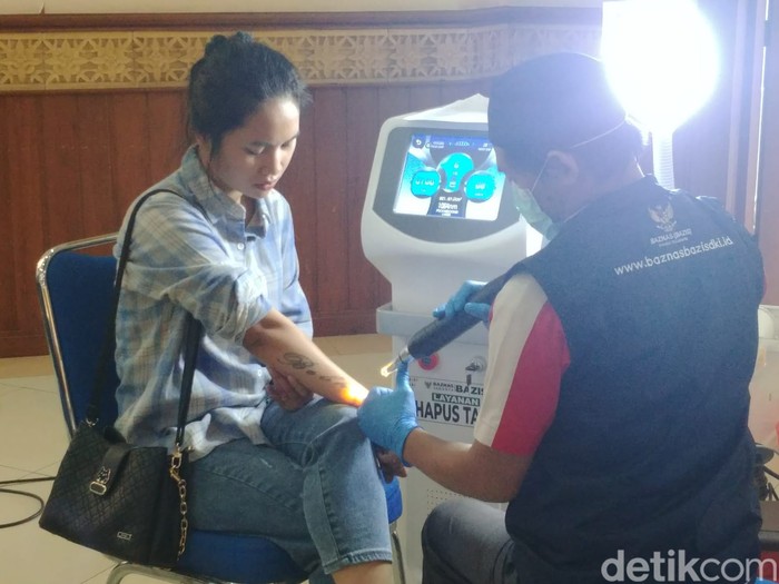 Para peserta kegiatan hapus tato oleh Baznas DKI, 26 Maret 2024. (Kurniawan Fadilah/detikcom)