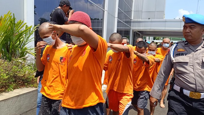 Para tersangka kasus narkoba yang ditangkap polisi (Rizky/detikcom)