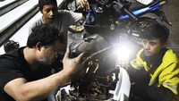 Seorang teknisi memeriksa tangki bensin motor yang mogok usai mengisi bahan bakar di salah satu SPBU Pertamina di Jalan Ir Juanda, Bekasi, Jawa Barat, Selasa (26/3/2024) dini hari.