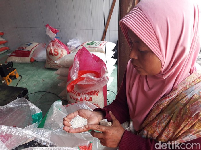 Pedagang beras di Boyolali, Selasa (26/3/2024).