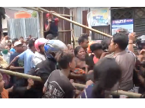 Viral Pembagian Zakat di Gresik Berujung Ricuh, Diduga karena Antrean