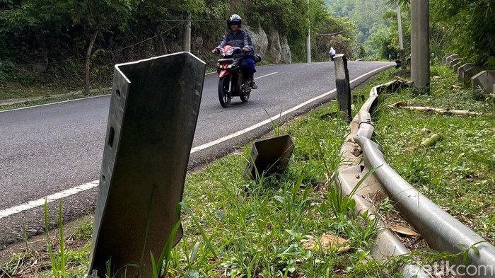 Hati Hati Pembatas Jalan Jalur Alternatif Mudik Garut Bandung Rusak 7140