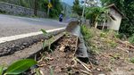 Hati-hati! Pembatas Jalan Jalur Alternatif Mudik Garut-Bandung Rusak
