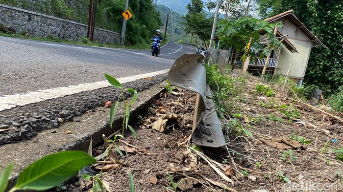 Pembatas jalan jalur mudik Bandung-Garut rusak Pembatas jalan jalur mudik Bandung-Garut rusak