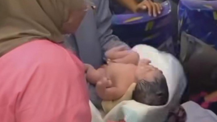 pemudik melahirkan bayi di bus di Madiun