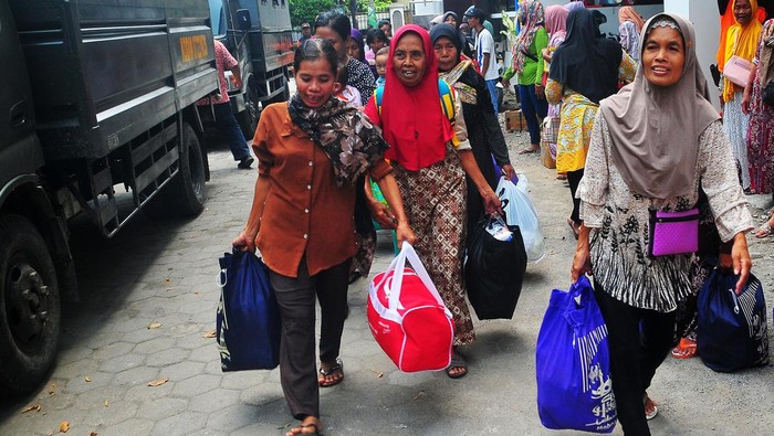 Pengungsi korban banjir bersiap meninggalkan posko pengungsian di gedung DPRD, Kudus, Jawa Tengah, Selasa (26/3/2024). Sebanyak 3.756 jiwa pengungsi korban banjir Demak yang mengungsi ke Kabupaten Kudus mulai dipulangkan ke daerah asal secara bertahap, karena banjir sejak (13/3/2024) yang merendam 126 desa di 13 kecamatan yang mengakibatkan 131.703 jiwa terdampak dan13.027 jiwa diantaranya mengungsi tersebut mulai surut. ANTARA FOTO/Yusuf Nugroho/foc.