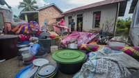 Warga setempat berharap pemerintah segera mengupayakan solusi terhadap tumpukan gulma tersebut. 