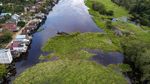 Penampakan Tumpukan Gulma di Sungai Kumpeh Jambi