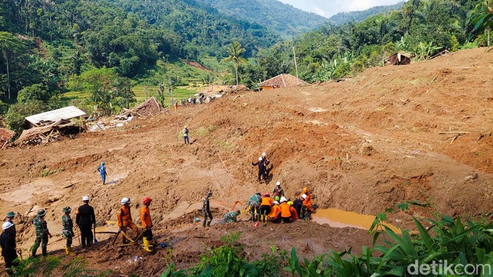 Upaya Gigih Tim SAR Berlanjut untuk Menyelamatkan Korban Longsor di Bandung Barat