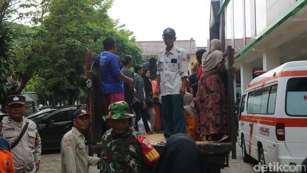 Warga yang mengungsi di DPRD Kudus kembali ke rumah, Selasa (26/3/2024).