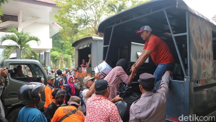 Warga yang mengungsi di DPRD Kudus kembali ke rumah, Selasa (26/3/2024).