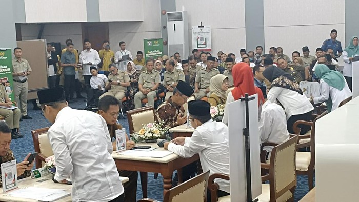 Penjabat (Pj) Gubernur DKI Jakarta Heru Budi Hartono bersama para pejabat beserta jajaran Pemprov DKI menyalurkan zakat, infak dan sedekah