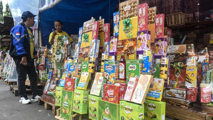 Pedagang parsel lebaran melayani calon pembeli di kawasan Cikini, Jakarta, Selasa (26/3/2024). Memasuki pekan ketiga Ramadhan 1445 H, pedagang parsel lebaran mulai menjajakan beragam model parsel dengan kisaran harga Rp200 ribu hingga Rp1,5 juta per buah. ANTARA FOTO/Muhammad Adimaja/nym.
