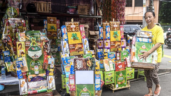 Pedagang parsel lebaran melayani calon pembeli di kawasan Cikini, Jakarta, Selasa (26/3/2024). Memasuki pekan ketiga Ramadhan 1445 H, pedagang parsel lebaran mulai menjajakan beragam model parsel dengan kisaran harga Rp200 ribu hingga Rp1,5 juta per buah. ANTARA FOTO/Muhammad Adimaja/nym.