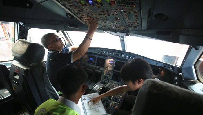 Pekerja dari Garuda Maintenance Facility (GMF) melakukan perawatan ruang kemudi pesawat Garuda Indonesia di Hanggar II GMF, Bandara Soekarno Hatta, Tangerang, Banten, Selasa (26/3/2024). Garuda Indonesia group menyediakan 1,4 juta kursi penumpang pada musim mudik Lebaran 2024 dan telah mengajukan 170 penerbangan tambahan di masa yang sama dengan perkiraan puncak penerbangan mudik pada tanggal 6 April 2024. ANTARA FOTO/Muhammad Iqbal/foc.