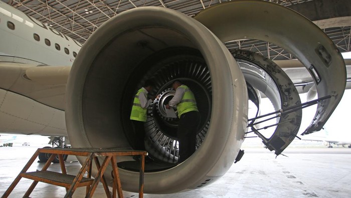 Pekerja dari Garuda Maintenance Facility (GMF) melakukan perawatan ruang kemudi pesawat Garuda Indonesia di Hanggar II GMF, Bandara Soekarno Hatta, Tangerang, Banten, Selasa (26/3/2024). Garuda Indonesia group menyediakan 1,4 juta kursi penumpang pad