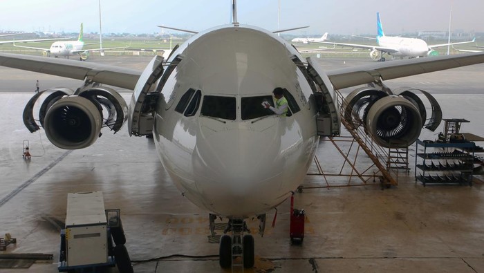Pekerja dari Garuda Maintenance Facility (GMF) melakukan perawatan ruang kemudi pesawat Garuda Indonesia di Hanggar II GMF, Bandara Soekarno Hatta, Tangerang, Banten, Selasa (26/3/2024). Garuda Indonesia group menyediakan 1,4 juta kursi penumpang pada musim mudik Lebaran 2024 dan telah mengajukan 170 penerbangan tambahan di masa yang sama dengan perkiraan puncak penerbangan mudik pada tanggal 6 April 2024. ANTARA FOTO/Muhammad Iqbal/foc.