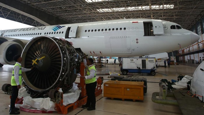 Perawatan pesawat jelang mudik Pekerja dari Garuda Maintenance Facility (GMF) melakukan perawatan ruang kemudi pesawat Garuda Indonesia di Hanggar II GMF, Bandara Soekarno Hatta, Tangerang, Banten, Selasa (26/3/2024). Garuda Indonesia group menyediakan 1,4 juta kursi penumpang pada musim mudik Lebaran 2024 dan telah mengajukan 170 penerbangan tambahan di masa yang sama dengan perkiraan puncak penerbangan mudik pada tanggal 6 April 2024. ANTARA FOTO/Muhammad Iqbal/foc.