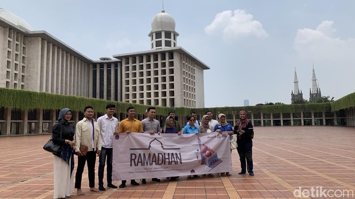 Peserta city tour religi Disparekraf Jakarta di Masjid Istiqlal, Minggu (24/3/2024).