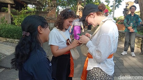 Petugas Dinas Pariwisata Bali memastikan turis asing di Pura Luhur Uluwatu sudah bayar pungutan, Selasa (26/3/2024).