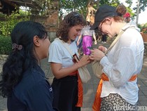 Masih Ada Turis Asing di Pura Luhur Uluwatu Belum Bayar Pungutan