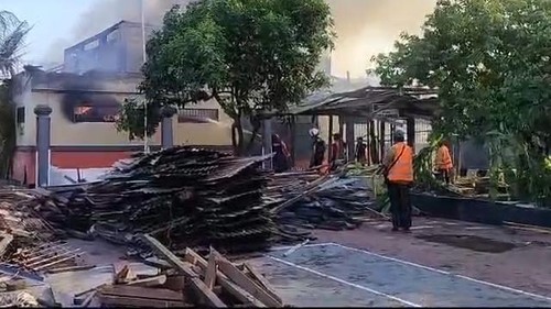Petugas pemadam kebakaran Badung berupaya memadamkan api di dalam ruang bekas blok hunian di Lapas Kerobokan, Badung, Bali, Selasa sore (24/3/2024). (Istimewa)