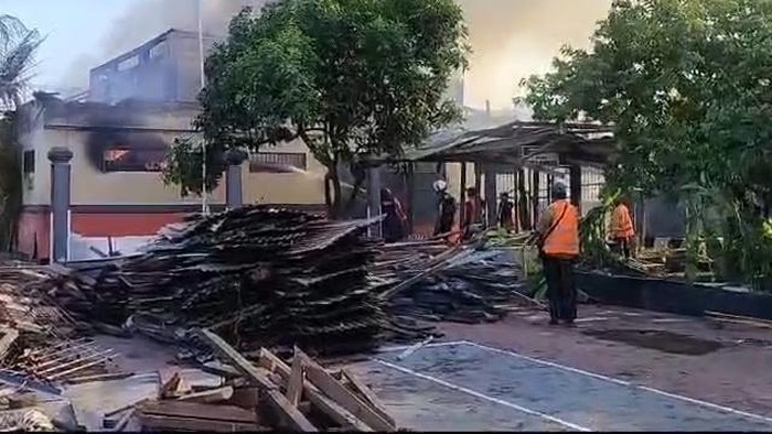 Petugas pemadam kebakaran Badung berupaya memadamkan api di dalam ruang bekas blok hunian di Lapas Kerobokan, Badung, Bali, Selasa sore (24/3/2024). (Istimewa)