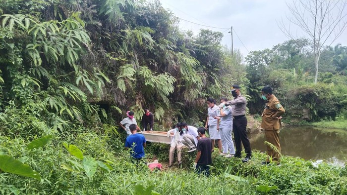 Pihak kepolisian bersama tim medis saat mengevakuasi jasad korban. (Foto: Dok. Polres Simalungun).