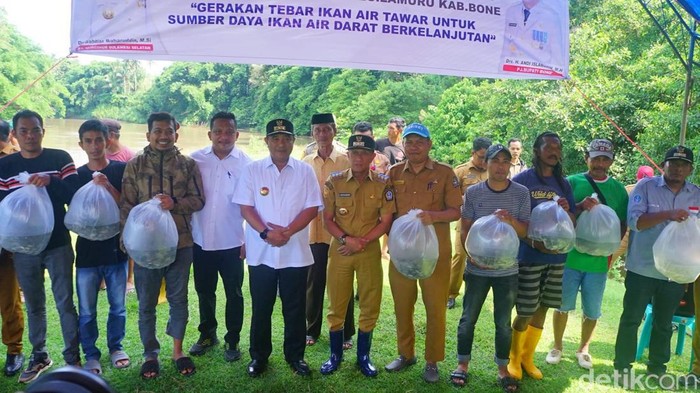 Pj Gubernur Bahtiar Baharuddin bersama masyarakat Lamuru melepaskan benih ikan nila.