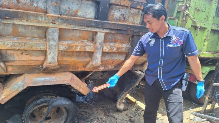 Polisi melakukan olah TKP pembakaran truk di halaman kantor Kejaksaan Negeri Kutim.