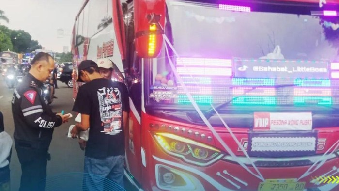 Petugas Penegak Hukum Berlakukan Denda untuk Bus yang Mengemitir Klakson "Telolet" di Sentul Bogor