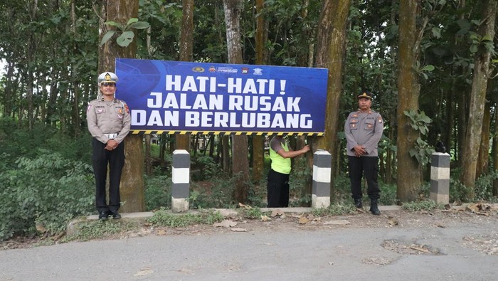 Polres Malang Pasang Papan Imbauan di Jalur Wisata Pantai Selatan
