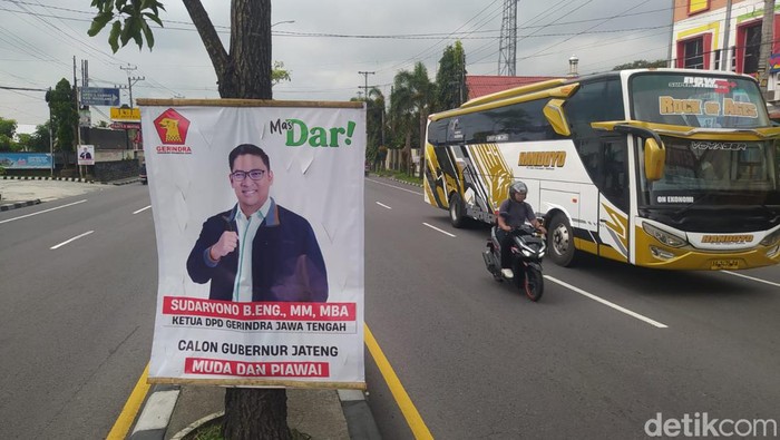 Poster dan spanduk Ketua Gerindra Sudaryono Cagub Jateng di Magelang. Foto diunggah Selasa (26/3/2024).